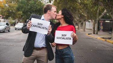 La foto que hace furor en las redes e intenta ponerle una curita a la grieta