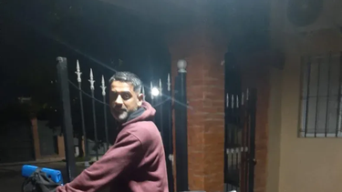 El sanjuanino que pedalea hacia Tilcara en una bicicleta de madera hecha por él mismo