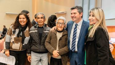 Orrego entregó 137 escrituras a vecinos de 7 departamentos