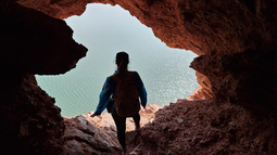 La sorprendente ventana natural al dique de Ullum, a 60 minutos del paredón.
