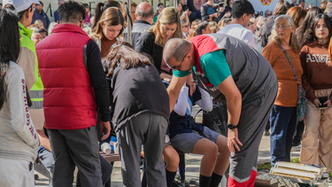 Uno de los alumnos descompensados, siendo asistida en la vereda de la Casa Natal de Sarmiento este miércoles.&nbsp;