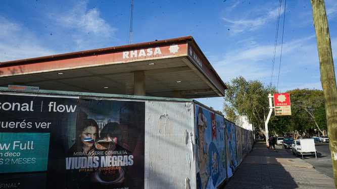 El cartel, en España y San Luis. Fotos: Leandro Porcel.