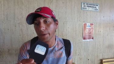 Un vallisto varado en la Terminal por las lluvias y el paro