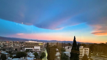 Algunas de las postales captadas durante un hermoso fenómeno que se pudo ver durante el amanecer de este jueves, en san Juan. (Imagen captada por María Inés Gabanes)