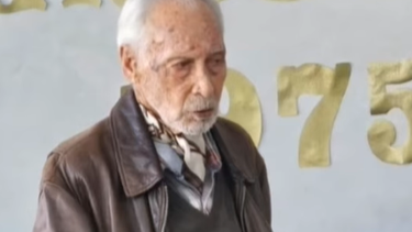 Celebró sus 70 años de egresado de la Escuela de Comercio, y para celebrarlo, ¡dio una clase!