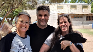 Murci con la sanjuanina Claudia y Verónica y su marido, en Valle Fértil, el día que lo vinieron a buscar desde Buenos Aires.&nbsp;