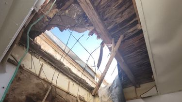 Rodeo: un sacerdote cayó del cielo mientras arreglaba el techo de una parroquia