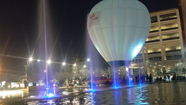 Un globo aerostático en la Plaza del Bicentenario revolucionó a los sanjuaninos