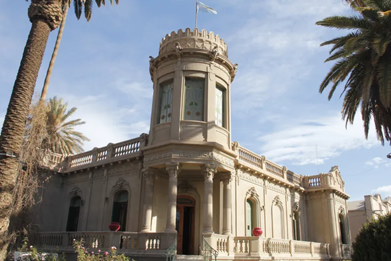 El chalet Aubone, la joya arquitectónica de Trinidad y edificio emblema de la provincia.