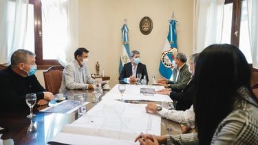 Uñac y el intendente de Valle Fértil hablaron del nuevo barrio del departamento, ¿cuándo se entrega?