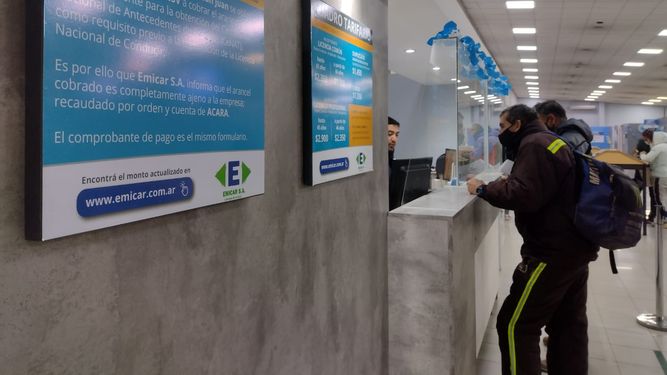 La atención para renovar la licencia de conducir dentro del edificio de Emicar es amena y eficiente de punta a punta. Nada que ver con la previa antes de ingresar al predio