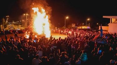 Procesión, fogatas y caminatas por las brasas: así se celebraba a San Juan Bautista en la provincia