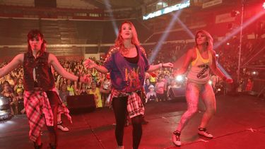 Embarazada, Jesica Cirio dio una multitudinaria clase de zumba en el Cantoni