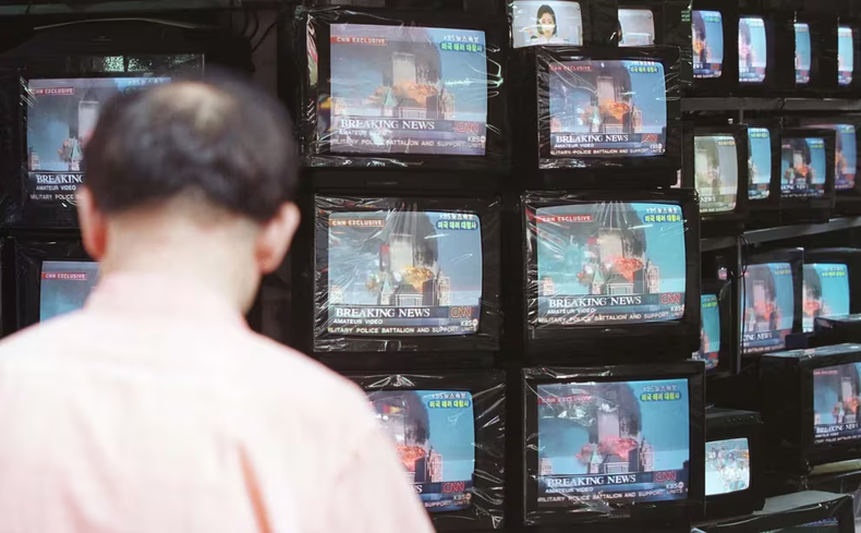 El atentado inmediatamente invadió los medios de todo el mundo. En todas las vidrieras de Nueva York donde había una pantalla se veía esta escena: algún periodista reportando sobre lo que estaba pasando en la ciudad. El atentado inmediatamente invadió los medios de todo el mundo. En todas las vidrieras de Nueva York donde había una pantalla se veía esta escena: algún periodista reportando sobre lo que estaba pasando en la ciudad.