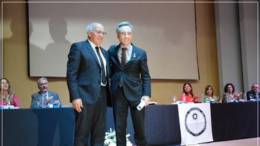 De rector a rector: Tadeo Berenguer le entregó su sexto título a Claudio Larrea, la máxima autoridad de la Católica