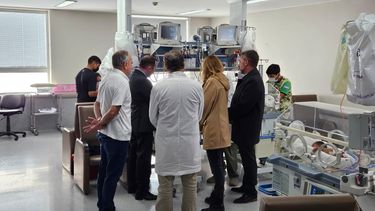 El Ministro de Salud visitó a las trigemelas en Neonatología del Rawson