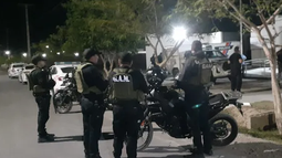 Tras la balacera, decenas de policías desplegaron un gran operativo en el barrio Nuevo Cuyo y los alrededores. Tras la balacera, decenas de policías desplegaron un gran operativo en el barrio Nuevo Cuyo y los alrededores.