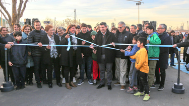 El gobernador Marcelo Orrego inauguró las obras de pavimentación en calles de cinco barrios de Santa Lucía.
