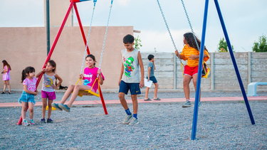 Rivadavia cuenta con otra plaza renovada a pleno, con juegos y un playón deportivo.