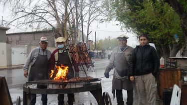 Asado bajo el agua frente a la UVT, el emprendimiento familiar que no se cancela por mal clima