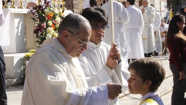 Una multitud acompañó la misa y la procesión del Corpus Christi en la Catedral