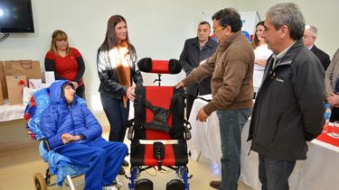 Una silla de rueda especial para un niño con parálisis cerebral