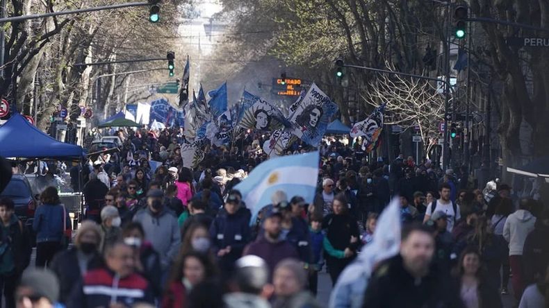 Una multitud se encuentra manifestando su apoyo a Cristina Fernández de Kirchner