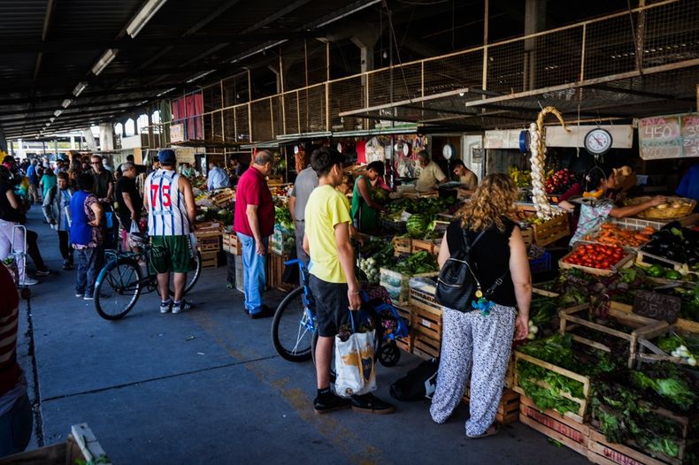 El sueño de la patinadora de 10 años que vende ensalada de frutas