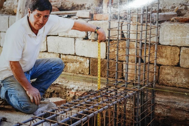 Ramón, en la reconstrucción de la parroquia. Ramón, en la reconstrucción de la parroquia.