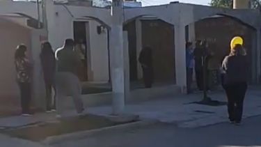 Video: la calurosa bienvenida de todo un barrio a la caucetera que se recuperó del coronavirus