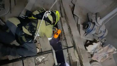 Quién es el héroe detrás del rescate al gatito que cayó a un pozo de 30 metros