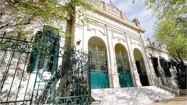 ¿Cómo se fundó la Escuela Normal Superior Sarmiento?