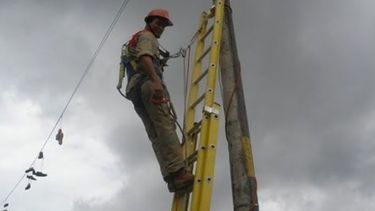 Murió el caucetero que cayó de un poste de 3 metros