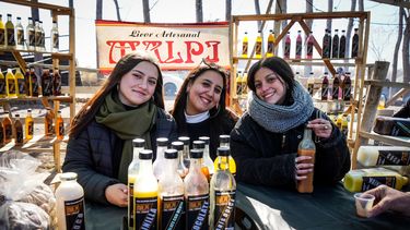 Las jóvenes Mestre y su amiga, en el stand de los licores artesanales Malpi en la Fiesta del Carneo Español en el Médano de Oro.