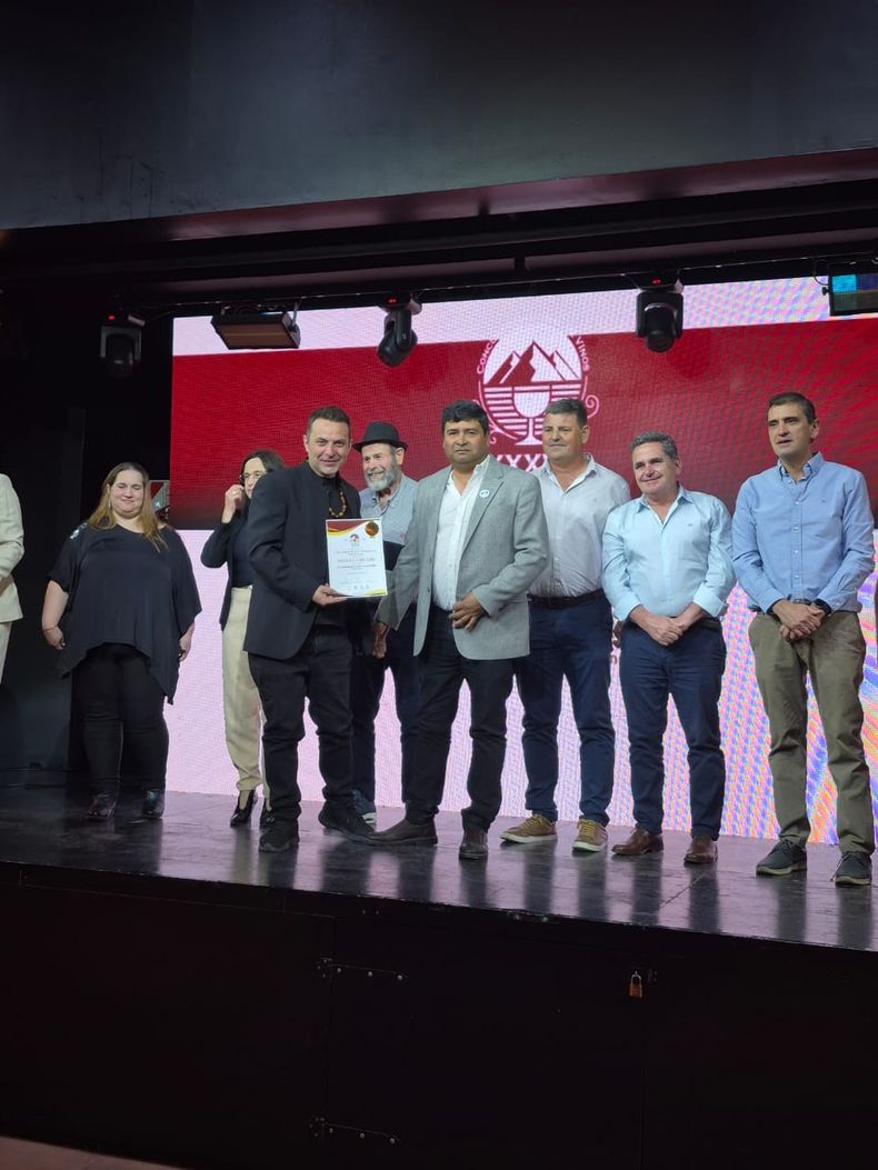 Nico Arguello recibiendo el premio Medalla de Oro otorgado al vino elaborado en la Agrotécnica Cornelio Saavedra de Rodeo, Iglesia. 