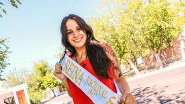 Abril Oyola: Una reina más cerca del trabajo comunitario que de hacer sociales