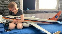 Sara, junto a su gran amor: una réplica del avión Boing 737