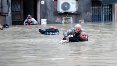 Italia inundada: ríos desbordados, 10 muertos, y miles de evacuados