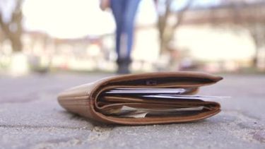 Le golpearon la puerta y era un taxista sanjuanino que iba a devolverle su billetera perdida