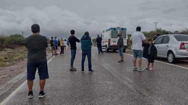 Video: Una ambulancia quedó atrapada en un camino empantanado en Valle Fértil