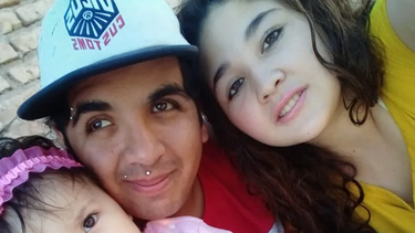 Le desvalijaron la casa en el 2022, ahora fueron desalojados y viven de changas para su hija de 2 años