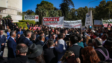 Un desmayo, banderas de todos los colores y rockstars: las perlitas del aguante en la calle para Orrego