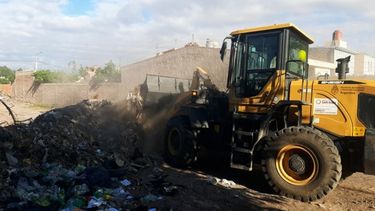 Sacan decenas de toneladas de basura de terrenos en la ciudad