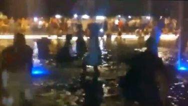 En patas, artistas realizaron una intervención artística en la fuente de la plaza del Bicentenario