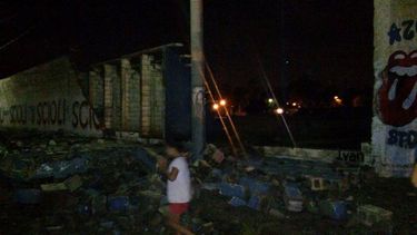 La lluvia dejó destrozos y tiró abajo la pared de un club