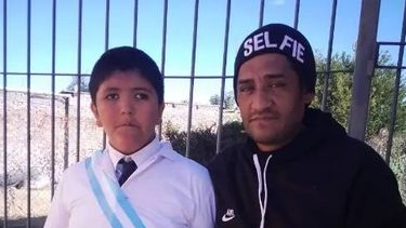 A la izquierda de la foto, Brandon Bordón, de once años.