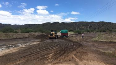 Valle Fértil: gran despliegue para sacar un camión que quedó atascado en un badén por la creciente