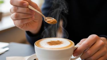 Café con canela: por qué recomiendan sumarla y qué tener en cuenta antes de incorporarla