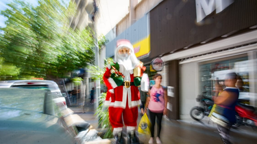 Papá Noel, apuradísimo: las típicas compras de último momento coparon la Peatonal de San Juan
