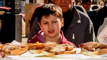 Suculenta galería de imágenes de un día a pleno asado a la llama en el centro